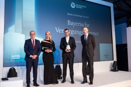 Bester nachhaltiger Investor 2019: Kees-Jan van de Kamp von NN Investment Partners (r.) überreichte den Award an Andreas Hallermeier (2.v.r.), vom Juryvorsitzenden Rolf Häßler (l.) kam die Begründung für die Auszeichnung. (Bild: Andreas Schwarz)