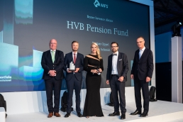 Dr. Peter König  (l.) gratulierte den Preisträgern in der Kategorie Bester Investor Aktien: Markus Schmidt (2.v.l.) und Bastian Oppel vom HVB Pension Fund(2.v.r.)  ebenso wie Lars Detlefs von MFS Investment Management, der die Ehre hatte, den Aktien-Award zu überreichen (r.). (Bild: Andreas Schwarz)