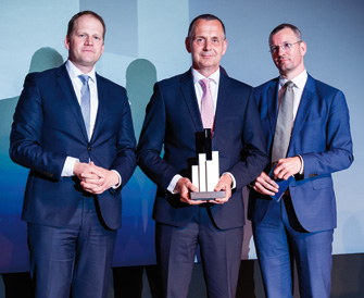 Alexander Klein verlieh den Award an Frank Wieser, Mitglied des vierköpfigen Kuratoriums der Schmitz-Stiftungen. Laudator Tobias Karow gratulierte mit wohl gewählten Worten und per Handschlag (v.l.n.r.) (© Andreas Schwarz)