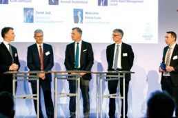 Was kostet die Asset-Management-Welt? Darüber debattierten in der Elefantenrunde Gottfried Hörich von Amundi, Dr. Thomas Mann von der Talanx, Daniel Just von der BVK und Dr. Wolfram Gerdes von der KZVK mit Moderator Patrick Eisele (v.l.n.r.). Foto: Andreas Schwarz.