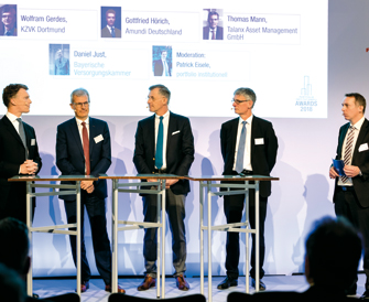 Was kostet die Asset-Management-Welt? Darüber debattierten in der Elefantenrunde Gottfried Hörich von Amundi, Dr. Thomas Mann von der Talanx, Daniel Just von der BVK und Dr. Wolfram Gerdes von der KZVK mit Moderator Patrick Eisele (v.l.n.r.). Foto: Andreas Schwarz.