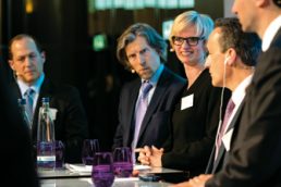 Gregory A. Gizzi und Dr. Klaus-Michael Menz lauschen den Ausführungen von Silke Stremlau. Auch Robert Tipp und Mahmoud El-Shaer hören aufmerksam zu (v.l.n.r.). (Foto: Andreas Schwarz)