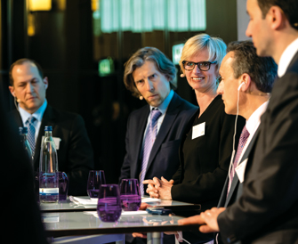 Gregory A. Gizzi und Dr. Klaus-Michael Menz lauschen den Ausführungen von Silke Stremlau. Auch Robert Tipp und Mahmoud El-Shaer hören aufmerksam zu (v.l.n.r.). (Foto: Andreas Schwarz)