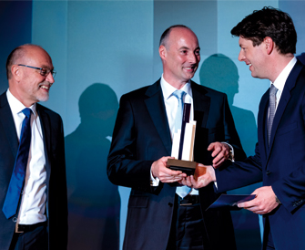 Die Vorstände der PK Rundfunk, Frank Weidenbusch (li.) und Martin Schrader, mit Markus Rottler, Macquarie Investment Management (v.l.). (© Andreas Schwarz)