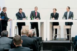 Die beiden Moderatoren Patrick Eisele und Dr. Paul Verhoeven sowie Joachim Fröhlich, Lutz Horstick, Andreas Binder, Matthias Rubner und Frank Heiss (v.l.n.r.)