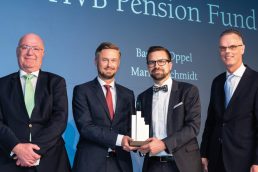 Dr. Peter König gratulierte den Preisträgern Markus Schmidt und Bastian Oppel vom HVB Pension Fund ebenso wie Lars Detlefs von MFS Investment Management, der die Ehre hatte, den Aktien-Award zu überreichen (v.l.n.r., Bild: Andreas Schwarz).