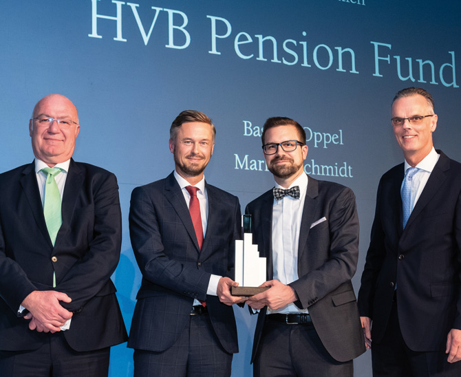 Dr. Peter König gratulierte den Preisträgern Markus Schmidt und Bastian Oppel vom HVB Pension Fund ebenso wie Lars Detlefs von MFS Investment Management, der die Ehre hatte, den Aktien-Award zu überreichen (v.l.n.r., Bild: Andreas Schwarz).